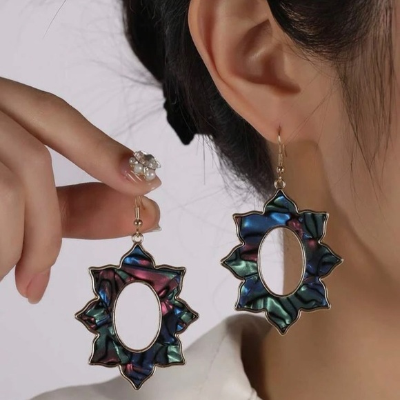 2/$30🌵 Bohemian Abalone Shell Floral Earrings Gold Boho Beachy Jewelry NEW Gift - Picture 1 of 7